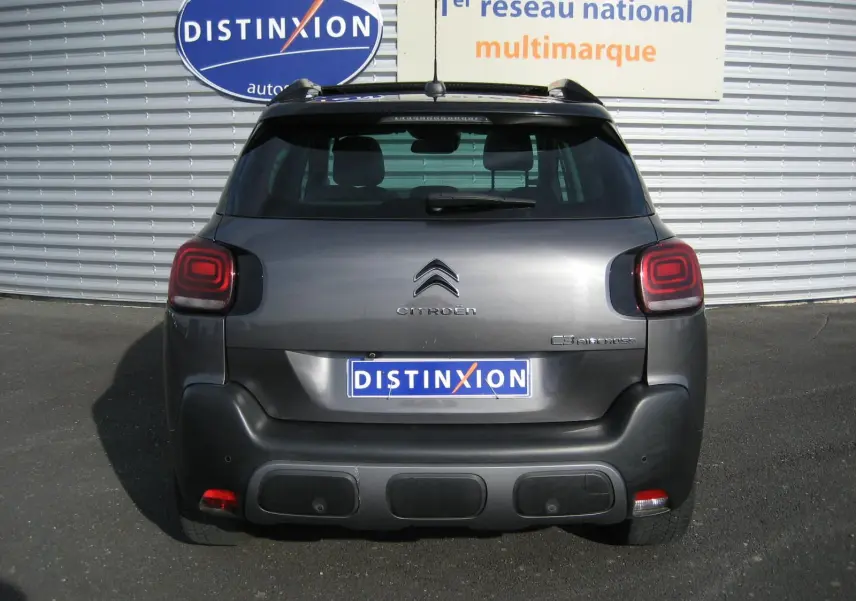 Vue arrière d'un Citroën C3 Aircross gris platinium 2022 avec feux arrière LED et logo distinctif au centre.