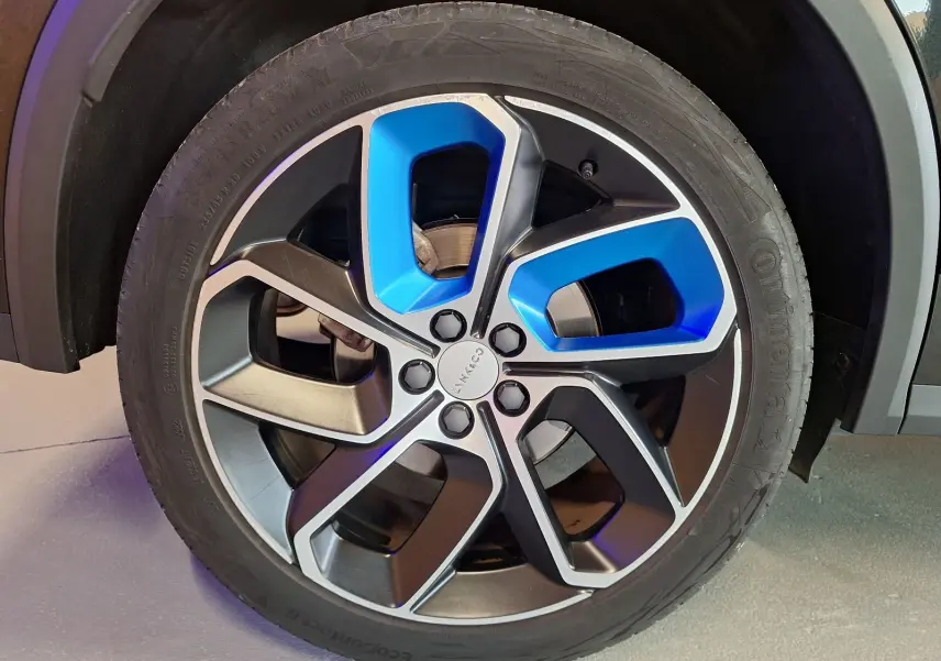 Gros plan sur la jante avant droite bicolore bleu et noir du LYNK & CO 01 noir hybride rechargeable 2023.