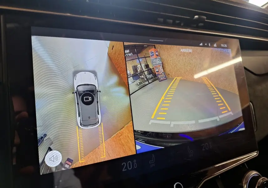 Écran intérieur du Lynk & Co 01 noir montrant la caméra de recul et la vue 360° lors d'une manœuvre en marche arrière.
