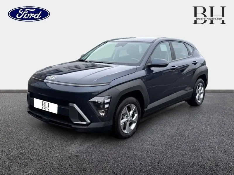 Hyundai Kona 2023 Denim Blue perlé, vue 3/4 avant droit avec phares LED et jantes alu visibles.