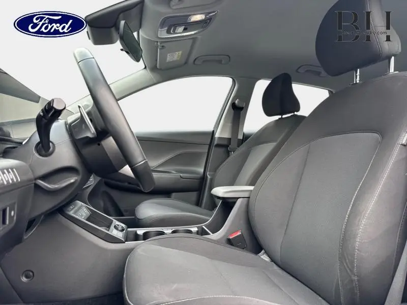 Vue intérieure côté gauche du Hyundai Kona 2023 avec sièges tissu noir et volant cuir multifonction