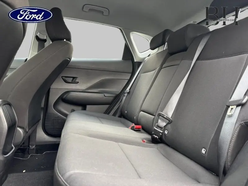 Vue intérieure côté droit de la banquette arrière tissu noir du Hyundai Kona 2023 Denim Blue perlé métallisé.