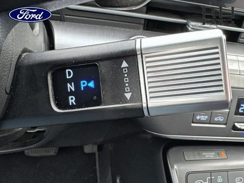 Gros plan sur la commande de boîte automatique noire et argentée du Hyundai Kona Denim Blue 2023, affichant la position parking.