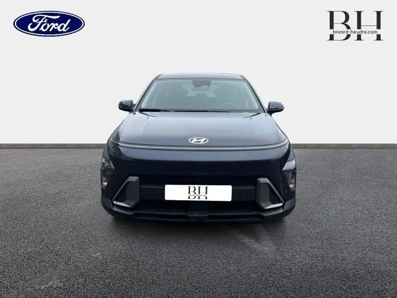 Vue frontale d'un Hyundai Kona 2023 en bleu Denim perlé métallisé avec calandre et phares LED intégrés.