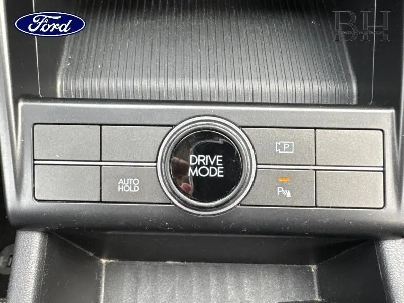 Gros plan sur la commande Drive Mode et les boutons Auto Hold et parking du Hyundai Kona 2023 Denim Blue perlé métallisé