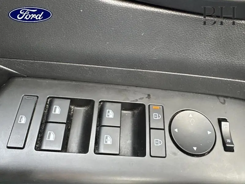 Gros plan sur les commandes des vitres et rétroviseurs côté conducteur du Hyundai Kona Denim Blue 2023.