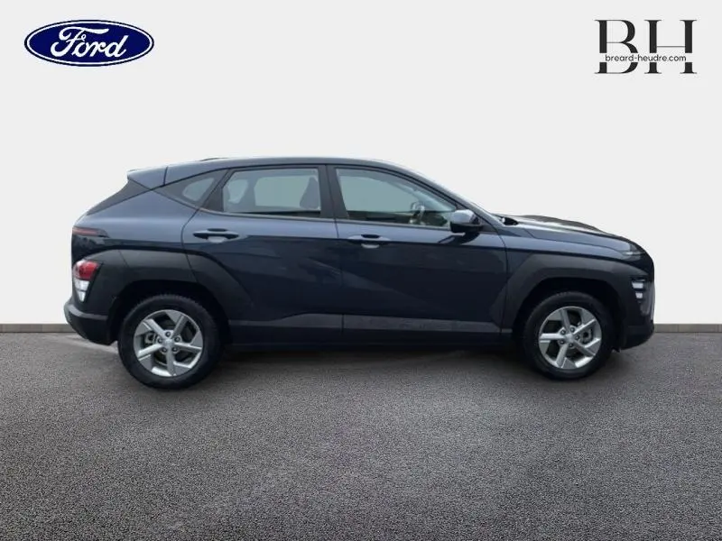 Profil droit d'un Hyundai Kona 1.6 GDi Hybrid 2023 en bleu Denim perlé métallisé avec jantes alliage.