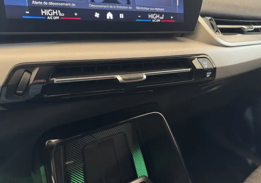 Détail de la ventilation et tableau de bord gris foncé du BMW X1 sDrive20i Business Design 2024.