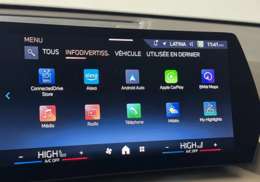 Écran tactile central du BMW X1 2024 affichant les applications multimédia et la commande de climatisation.