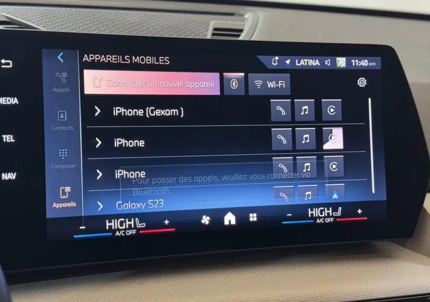 Écran tactile central du BMW X1 2024 affichant la connexion Bluetooth des appareils mobiles.