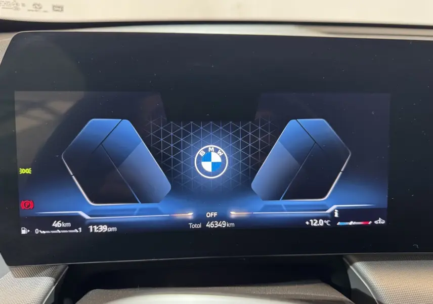 Affichage digital du combiné d'instruments BMW X1 2024, vue frontale avec logo central et informations numériques.