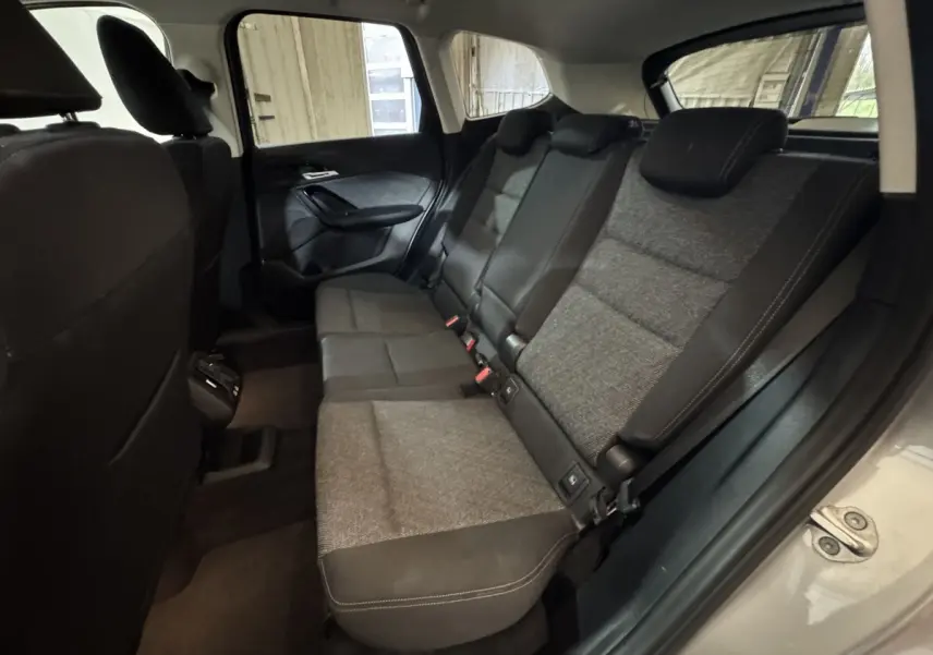 Vue intérieure côté droit des sièges arrière gris foncé du BMW X1 sDrive20i Business Design 2024.