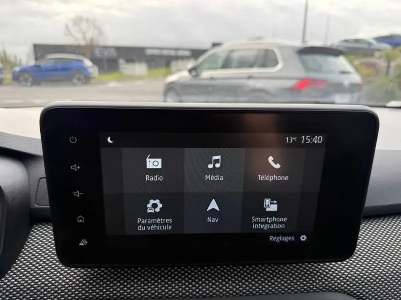 Écran tactile central du tableau de bord du Dacia Jogger 2025, avec menu multimédia affiché.