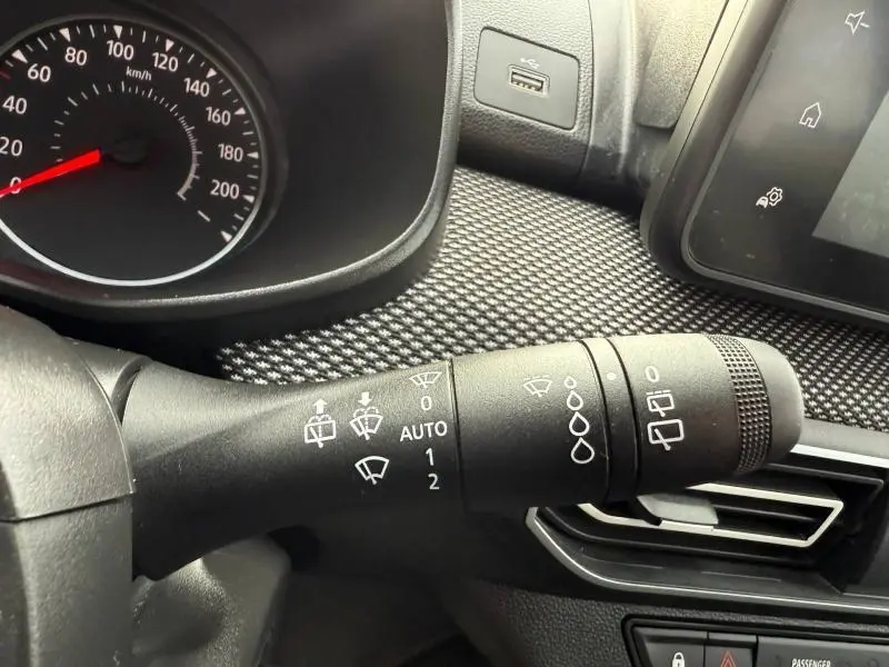 Gros plan sur la commande d’essuie-glace du tableau de bord du Dacia Jogger 2025, intérieur noir texturé.