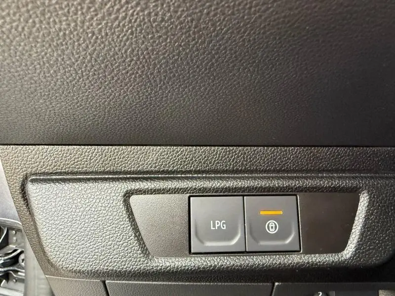 Gros plan sur les boutons LPG et verrouillage dans l’habitacle du Dacia Jogger gris Schiste métallisé 2025.