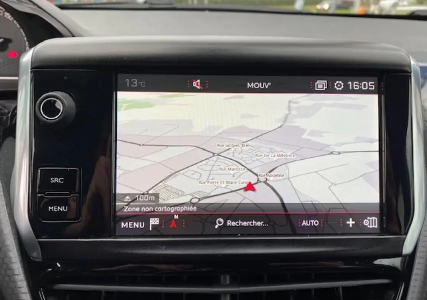 Écran central du tableau de bord du Peugeot 2008 GT Line 2017 montrant la navigation 3D connectée.