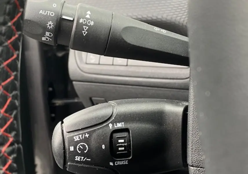Gros plan sur les commandes au volant du Peugeot 2008 GT Line 2017, avec pédalier sport en aluminium visible.