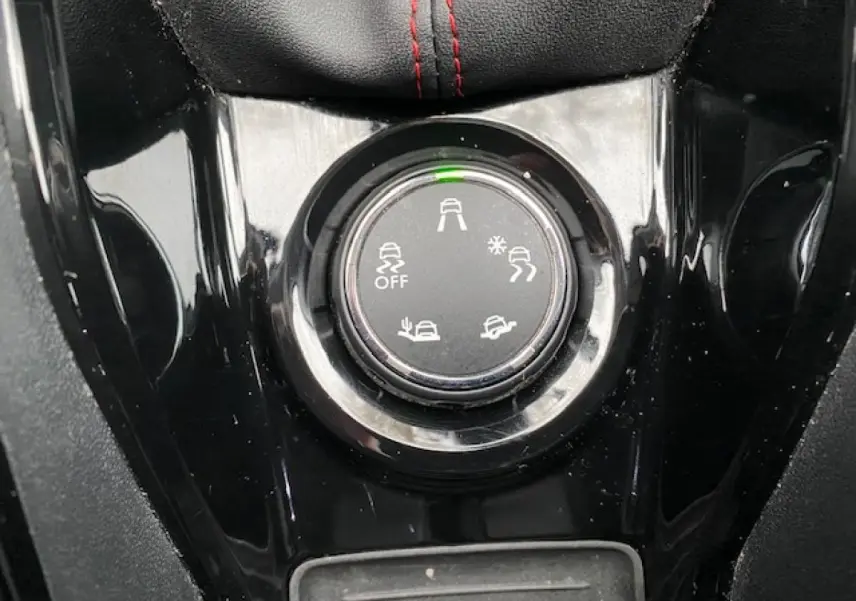 Gros plan sur le sélecteur de modes de conduite noir brillant dans l’habitacle d’une Peugeot 2008 GT Line gris platinium.