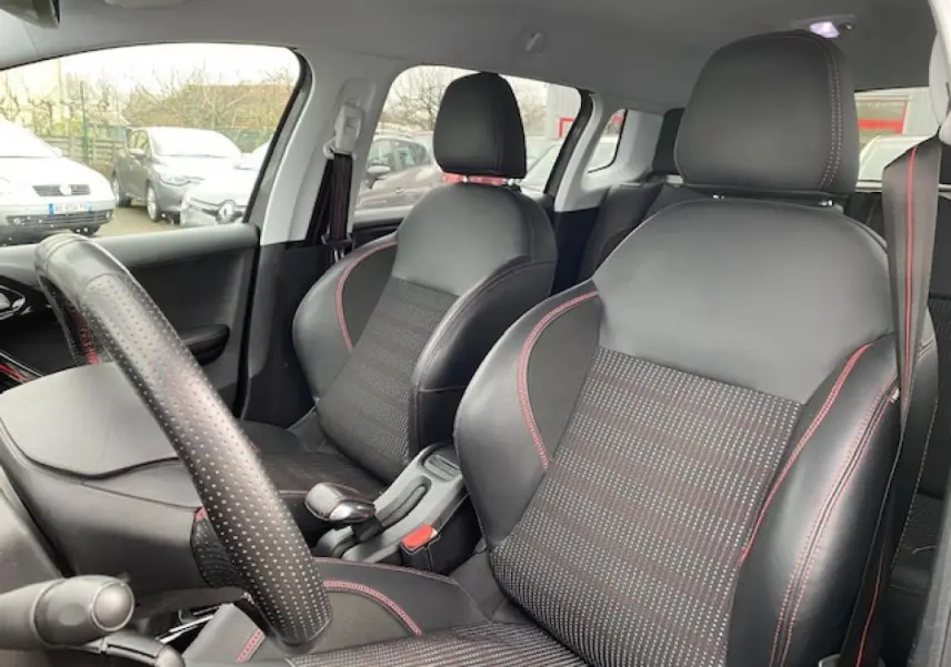 Vue intérieure montrant les sièges avant en cuir noir avec surpiqûres rouges du Peugeot 2008 GT Line 2017.
