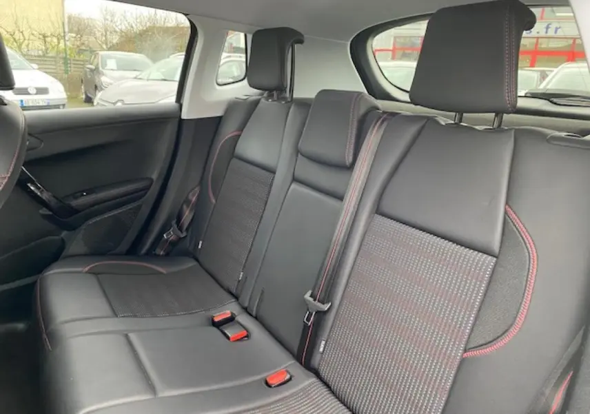 Vue intérieure sur la banquette arrière en cuir noir avec surpiqûres rouges du Peugeot 2008 GT Line 2017.