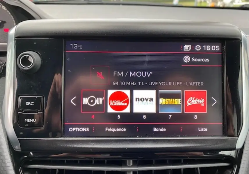 Écran tactile central de la Peugeot 2008 GT Line 2017 affichant les stations radio, avec commandes autour et tableau de bord partiel.