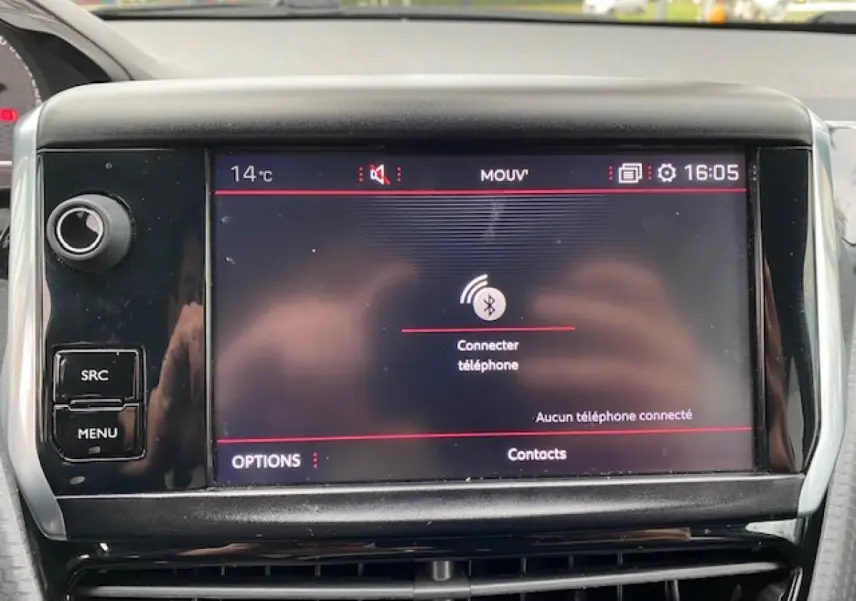 Écran tactile central de la Peugeot 2008 GT Line 2017, affichant la connexion Bluetooth, intérieur noir.