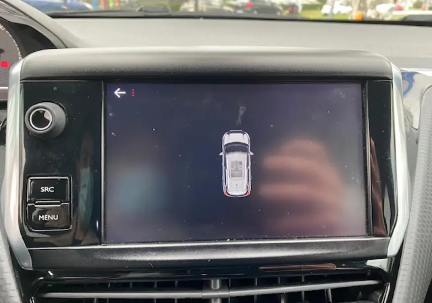 Écran central tactile du Peugeot 2008 2017 affichant la vue 3D du véhicule en gris platinium, intérieur noir.