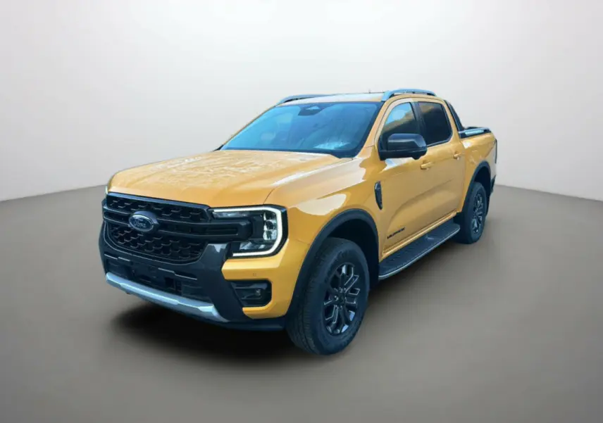 Ford Ranger 2.3 PHEV Cyber orange vu en 3/4 avant droit avec calandre noire et jantes foncées.