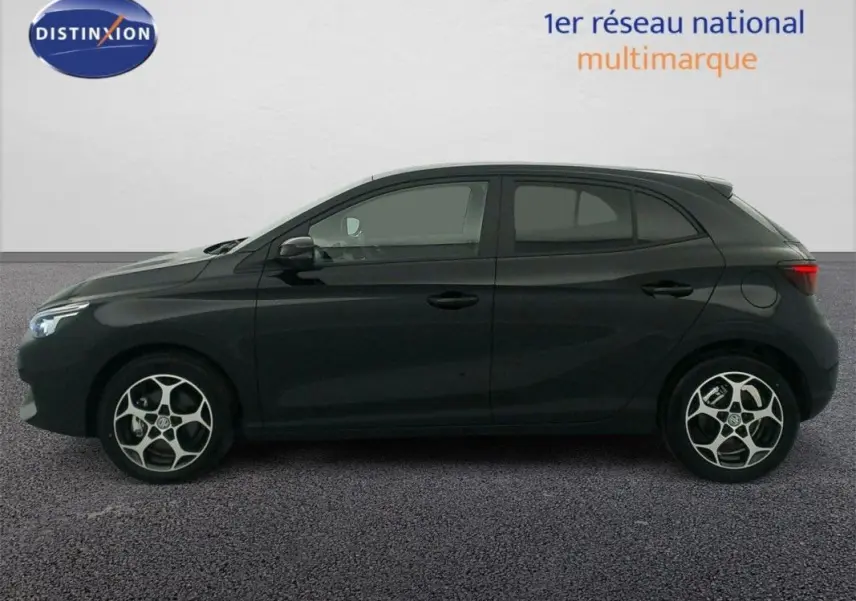 Vue de profil côté gauche d'une MG3 1.5 HYBRID+ 195 LUXURY noire Pebble Black avec jantes alliage distinctives.