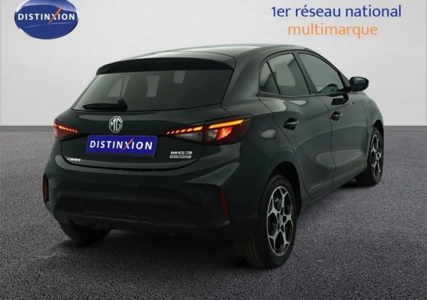 Vue 3/4 arrière droite de la MG3 1.5 HYBRID+ 195 LUXURY noire Pebble Black avec feux LED et jantes alliage distinctives.