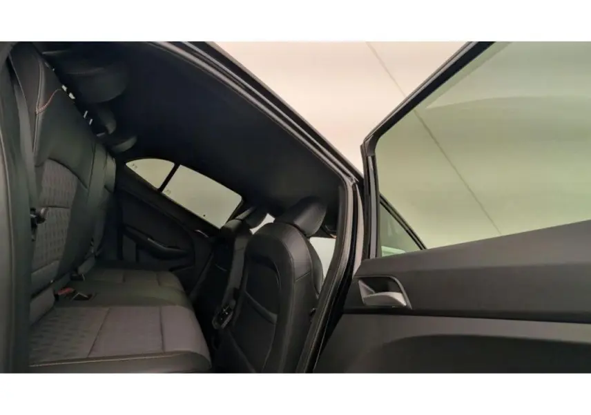Vue intérieure côté gauche arrière du MG3 1.5 HYBRID+ 195 LUXURY 2025 en Pebble Black, sièges en cuir noir avec surpiqûres.