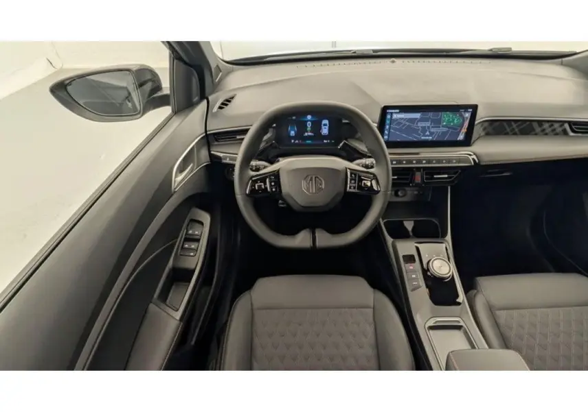 Vue intérieure frontale du poste de conduite du MG3 1.5 HYBRID+ 195 LUXURY en Pebble Black, avec écran digital et volant multifonction.