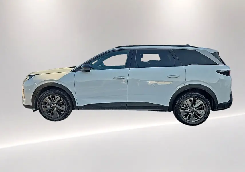 Peugeot 5008 Hybrid 145 allure blanc vue de profil côté gauche avec jantes alu et toit noir contrasté.