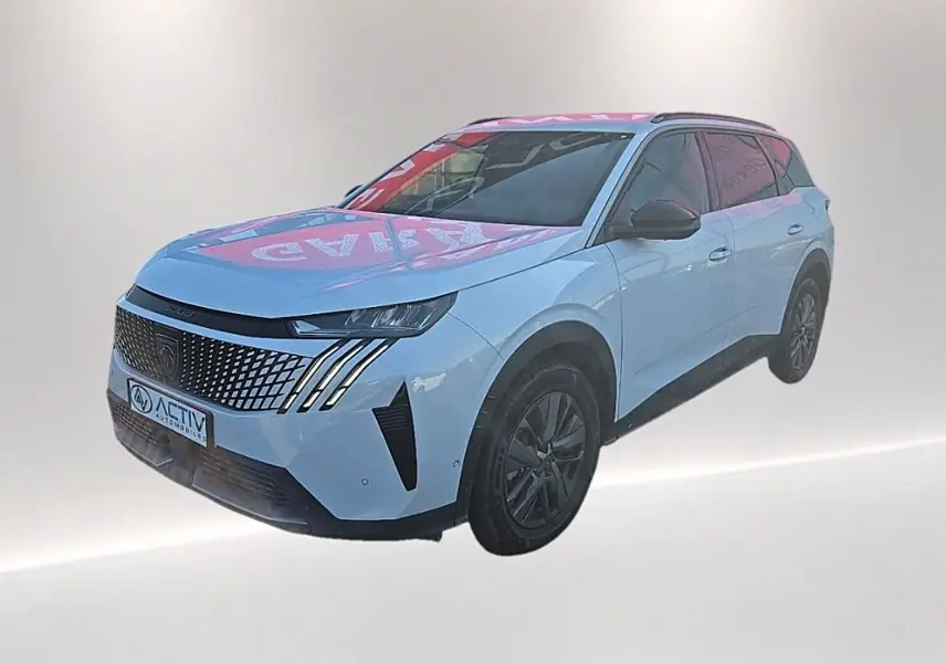 Peugeot 5008 blanc en 3/4 avant droit avec calandre distinctive à motifs et jantes alu noires.