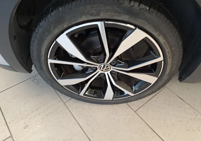 Gros plan sur la jante alliage bicolore noir et argentée du Volkswagen T-Cross 1.0 TSI R-Line Edition 2025.