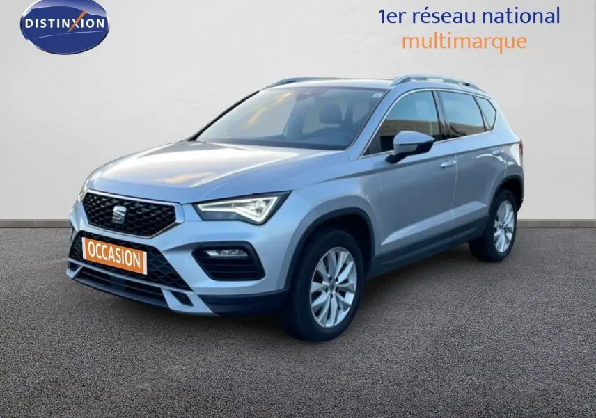 Vue 3/4 avant droite d'un SEAT Ateca 2022 argent Reflex Metal avec calandre noire et jantes alliage.