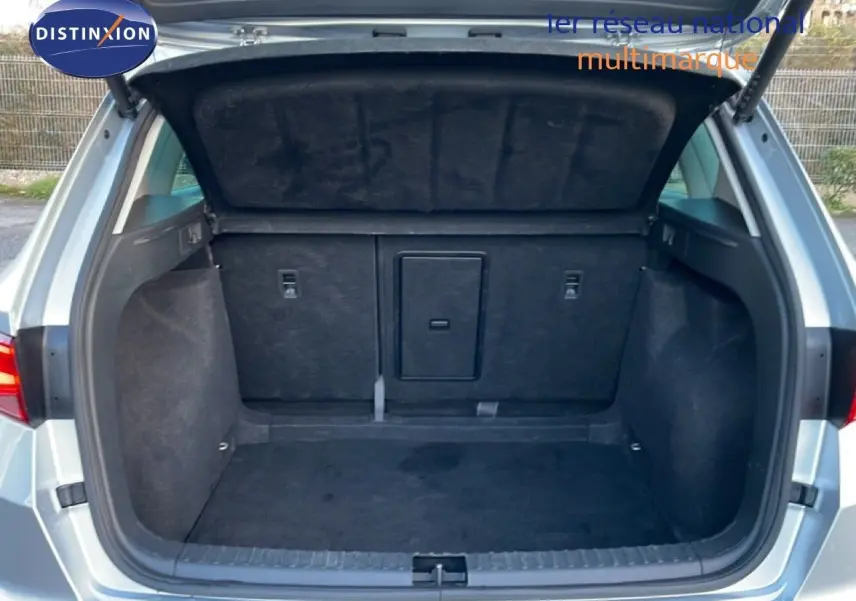 Coffre ouvert vu de l'arrière d'un SEAT Ateca 2022 argent Reflex Metal, montrant un espace de chargement propre et spacieux.