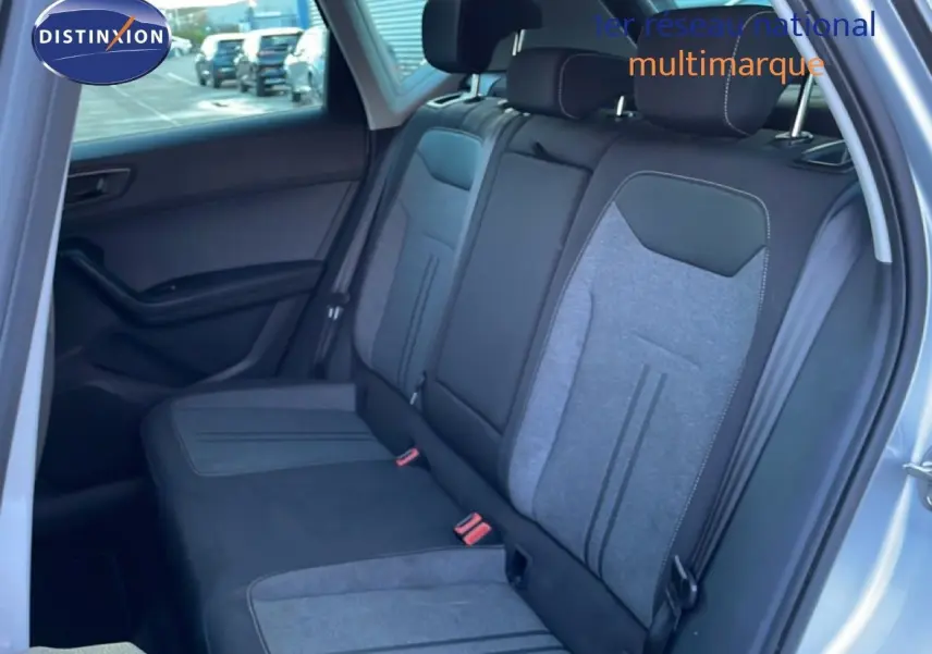 Vue intérieure côté droit des sièges arrière en tissu gris et noir du SEAT Ateca argent 2022.