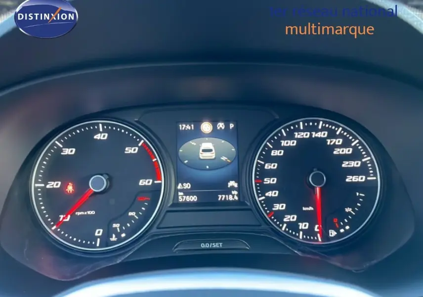 Vue rapprochée du tableau de bord du SEAT Ateca 2022, affichage digital et compteurs analogiques noirs.