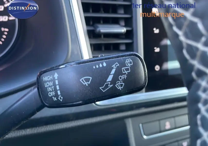 Gros plan sur la commande d’essuie-glace dans l’habitacle d’un SEAT Ateca argent 2022, avec tableau de bord en arrière-plan.