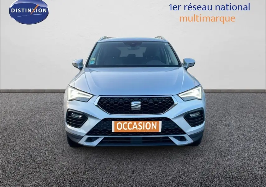 Vue frontale d'un SEAT Ateca 2022 argent Reflex Metal avec calandre noire et feux LED allumés.