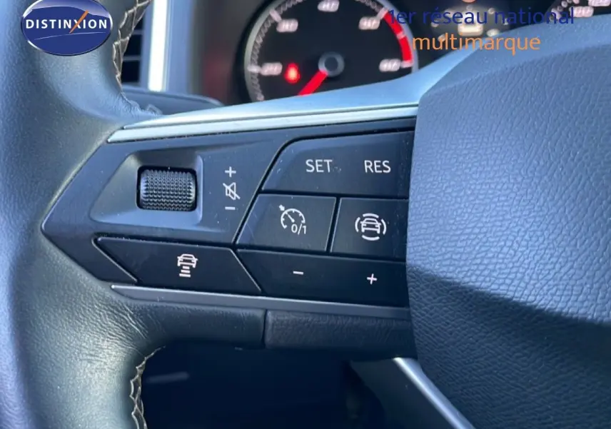 Gros plan sur les commandes du volant à gauche du SEAT Ateca 2022, finition Style Business, intérieur noir.