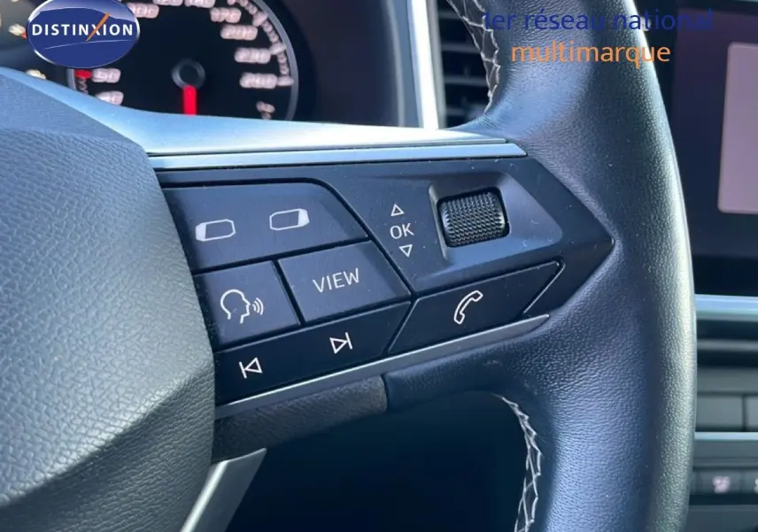 Gros plan sur les commandes au volant en cuir noir du SEAT Ateca 2022, finition Style Business.