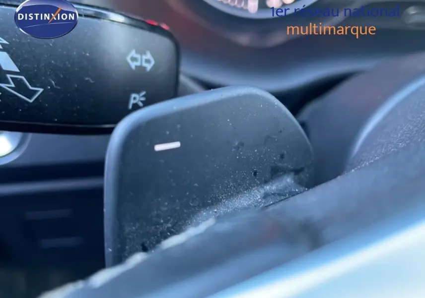 Gros plan sur la palette de changement de vitesse côté droit du volant d’un SEAT Ateca argent 2022.