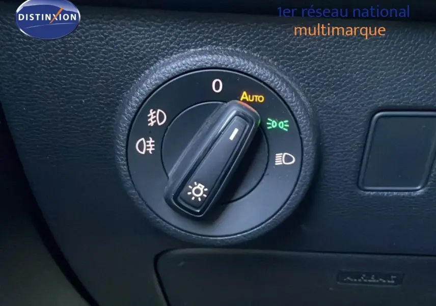 Détail du bouton de commande des phares dans l’habitacle d’un SEAT Ateca argent, vue rapprochée.