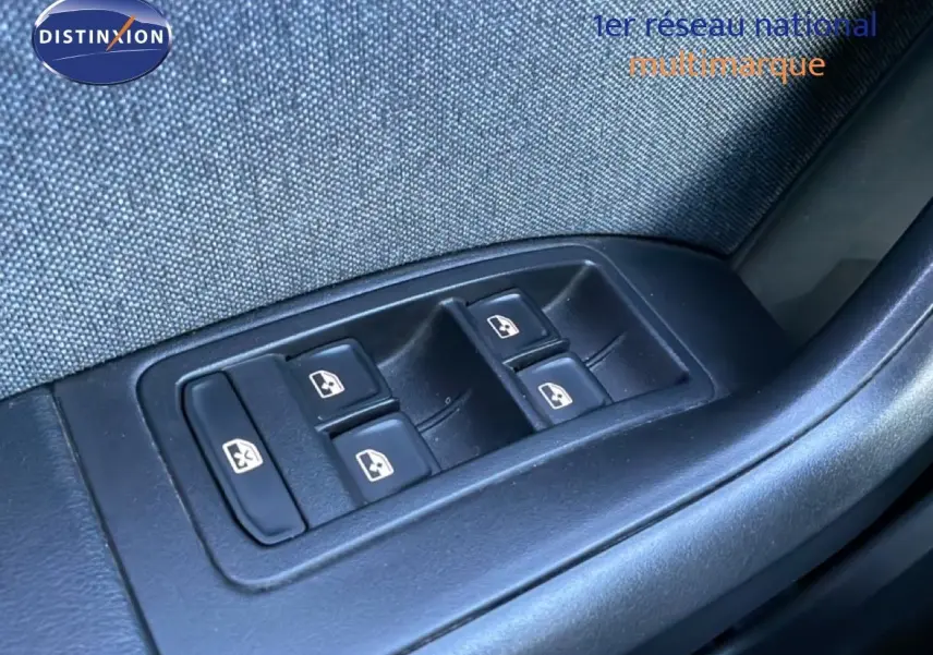 Gros plan sur les commandes des vitres électriques côté gauche intérieur d’un SEAT Ateca 2022 finition Style Business.