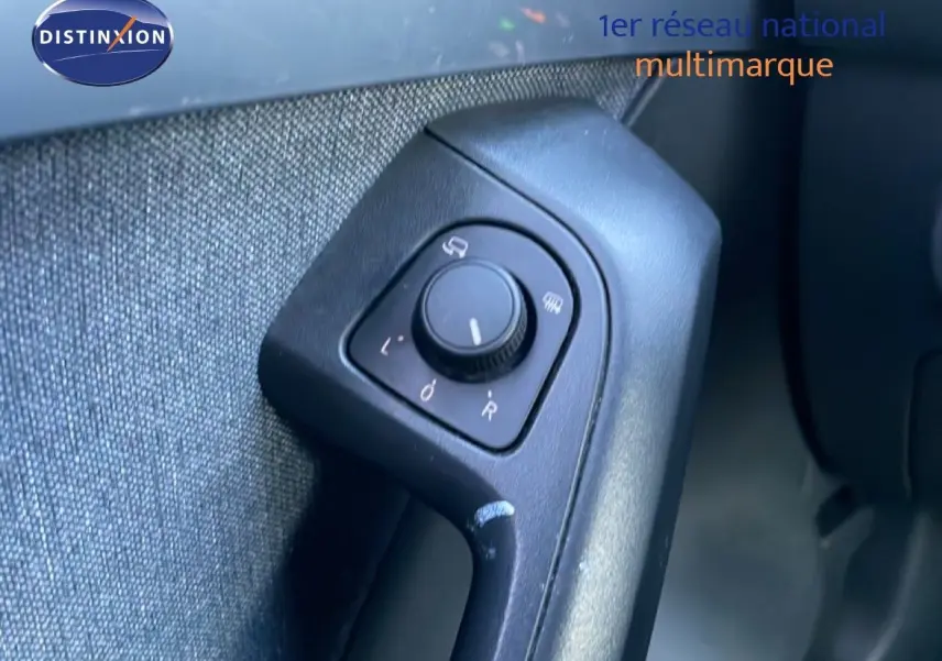 Gros plan sur le bouton de réglage des rétroviseurs côté conducteur d'un SEAT Ateca 2.0 TDI argent.
