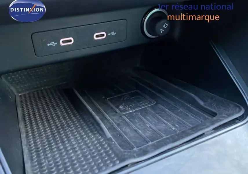 Gros plan sur la console centrale avec deux ports USB-C et une prise 12V dans l’habitacle noir du SEAT Ateca 2022.