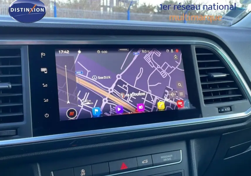 Écran tactile central du tableau de bord du SEAT Ateca 2022, affichant la navigation GPS en intérieur noir.