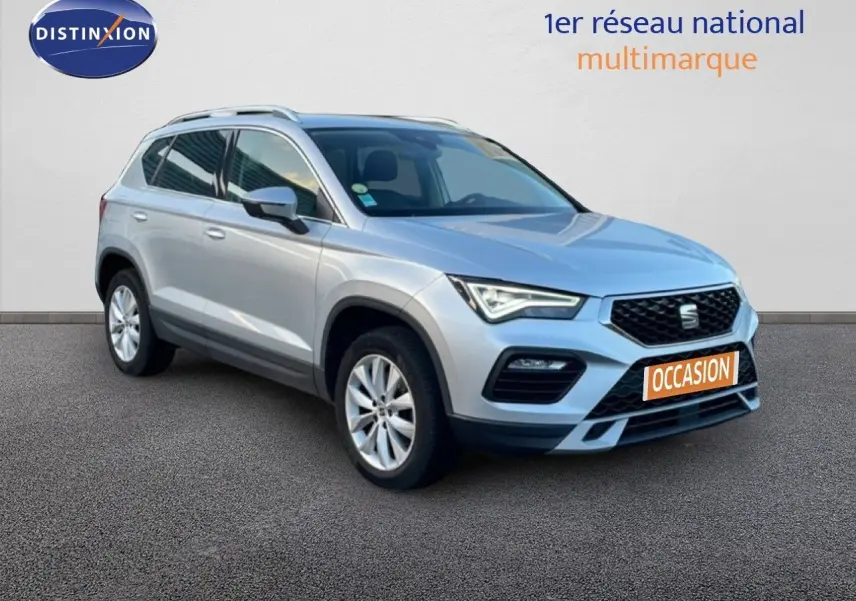 Vue 3/4 avant droit d'un SEAT Ateca argent reflex metal avec calandre noire et jantes alliage 17 pouces.